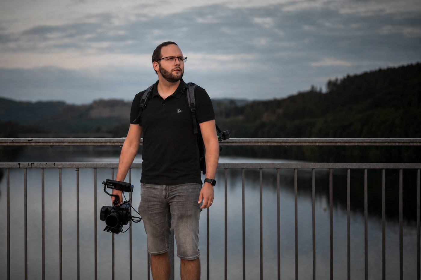 Dennis Fischer mit Gimbal-Setup auf der Brücke