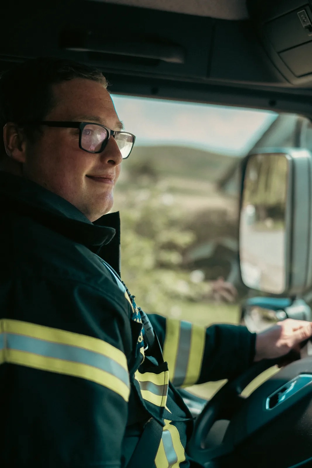 Feuerwehrmann in der Fahrerkabine des Löschfahrzeugs