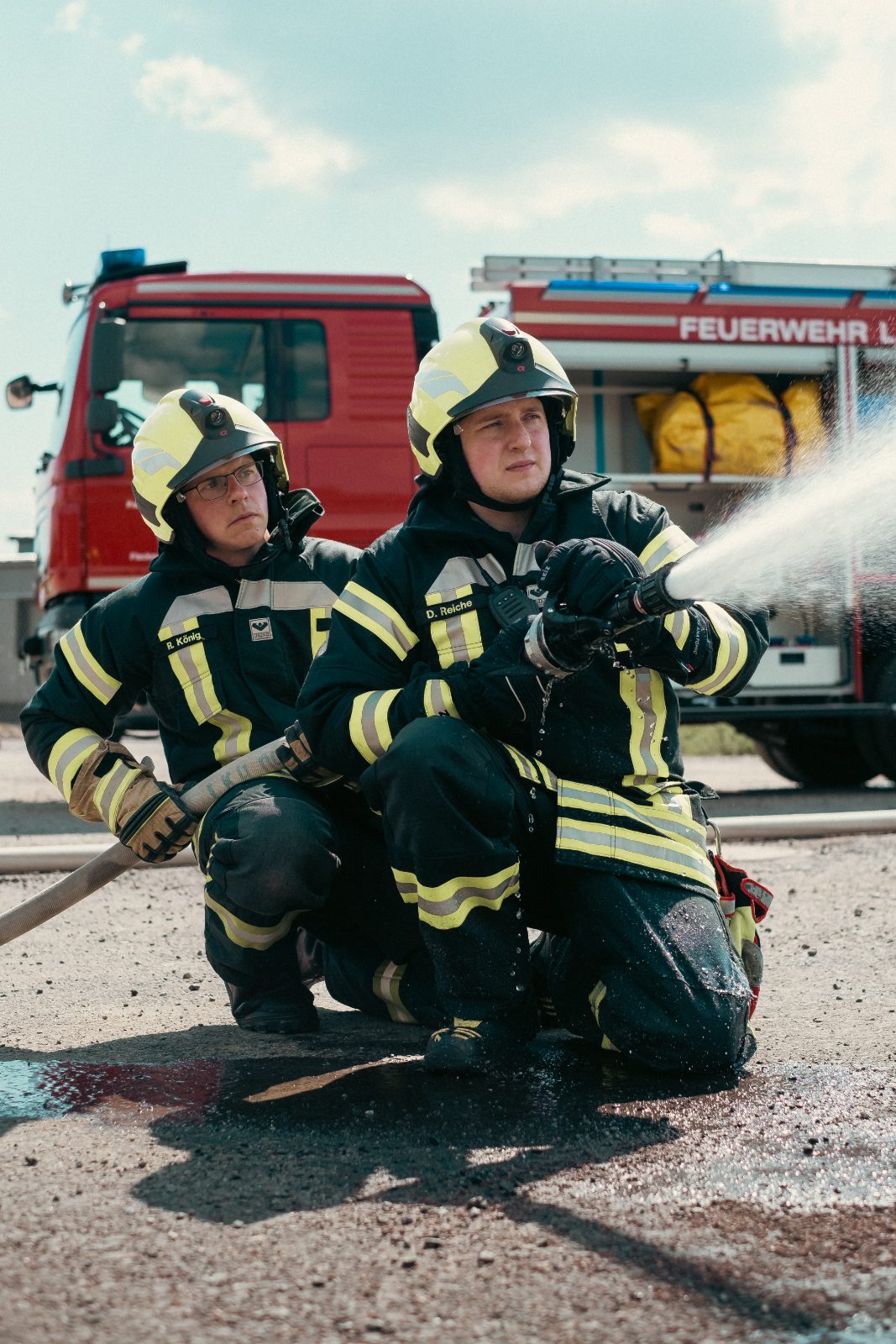 Feuerwehrleute beim Löschangriff mit Strahlrohr