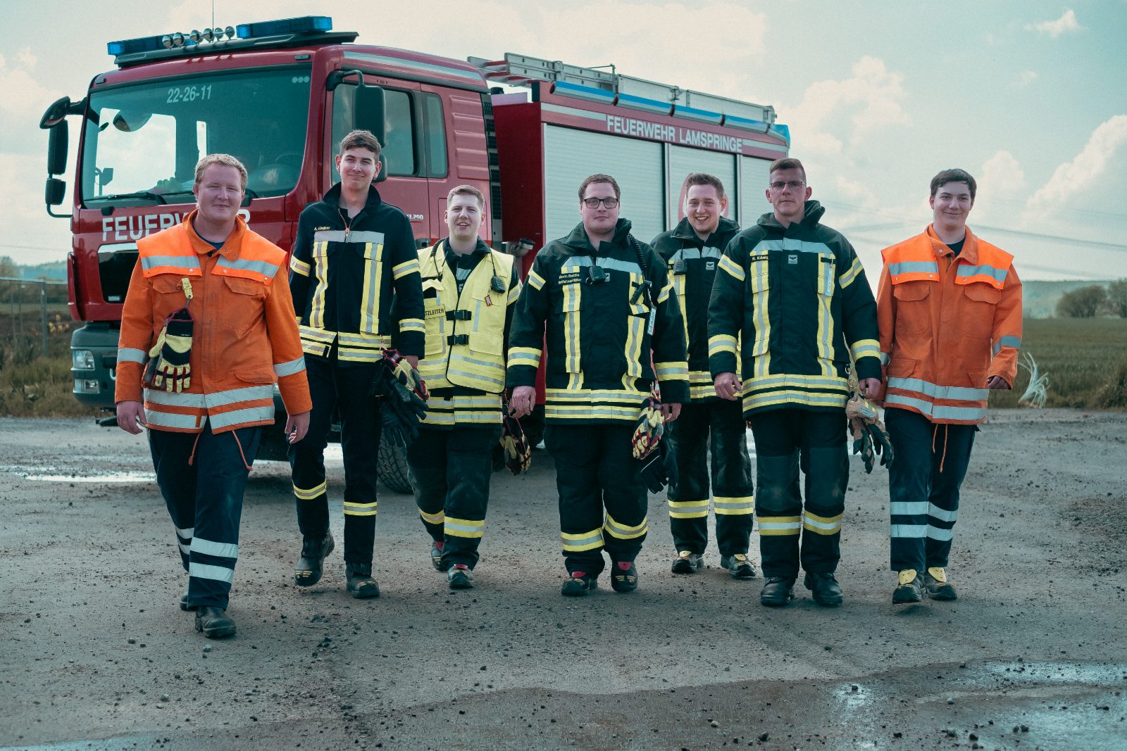 Mannschaft der Feuerwehr Lamspringe vor dem Löschfahrzeug