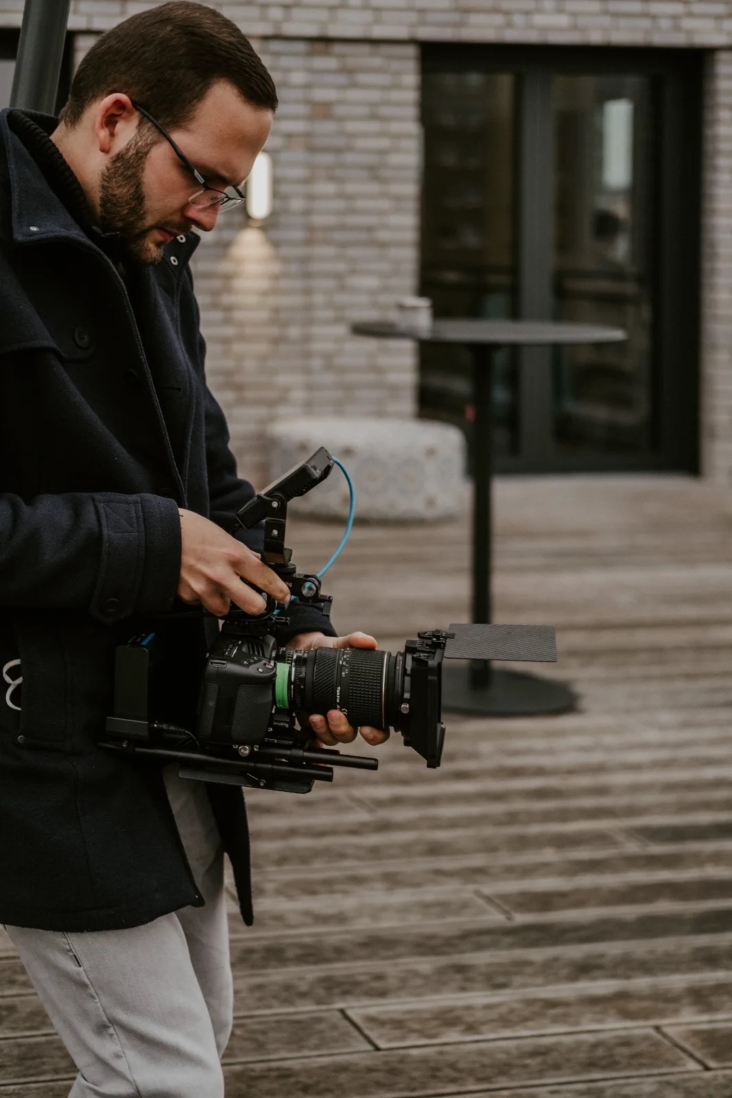 Kameramann bereitet die Ausrüstung für den Styled Shoot vor