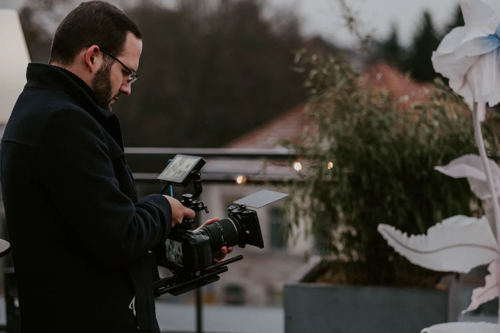 Kameramann filmt die Deko-Elemente des Styled Shoots