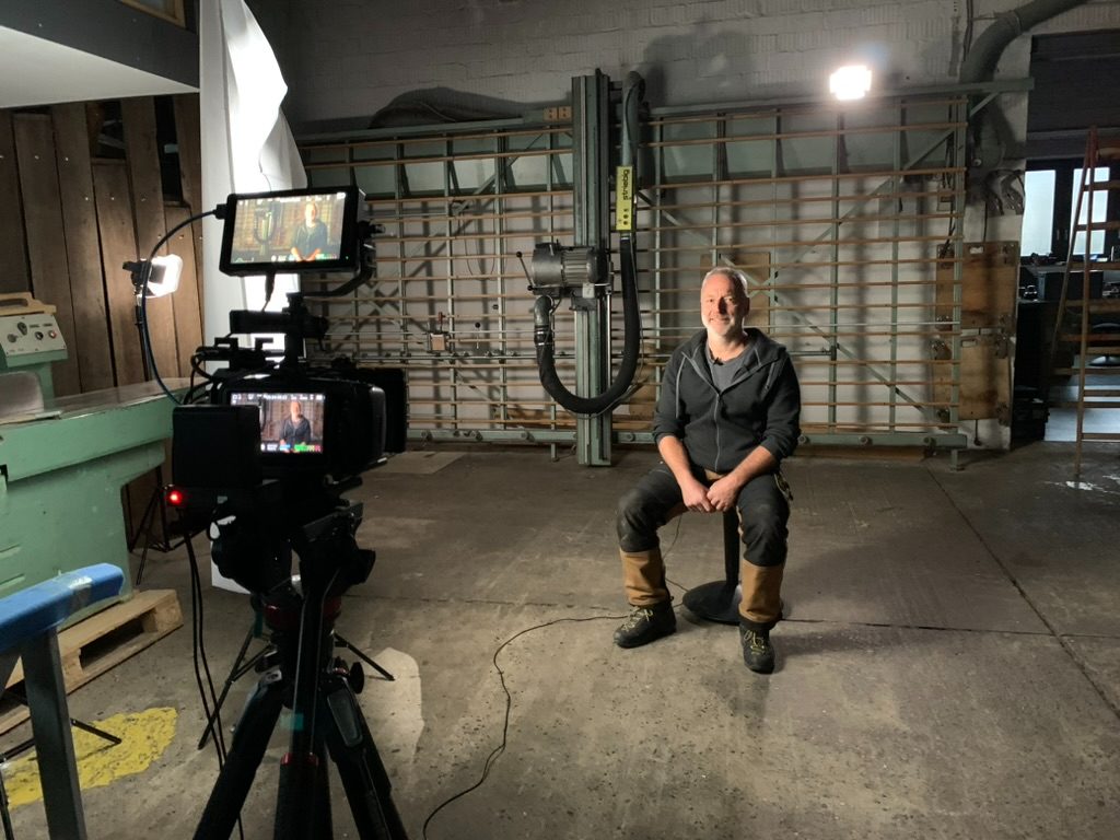 Interview-Setup mit Kamera und Licht in der Werkstatt