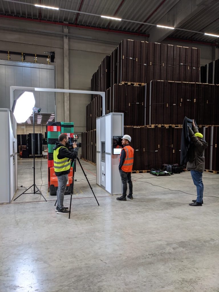 Set-Aufbau mit Lichttechnik für den Produktfilm