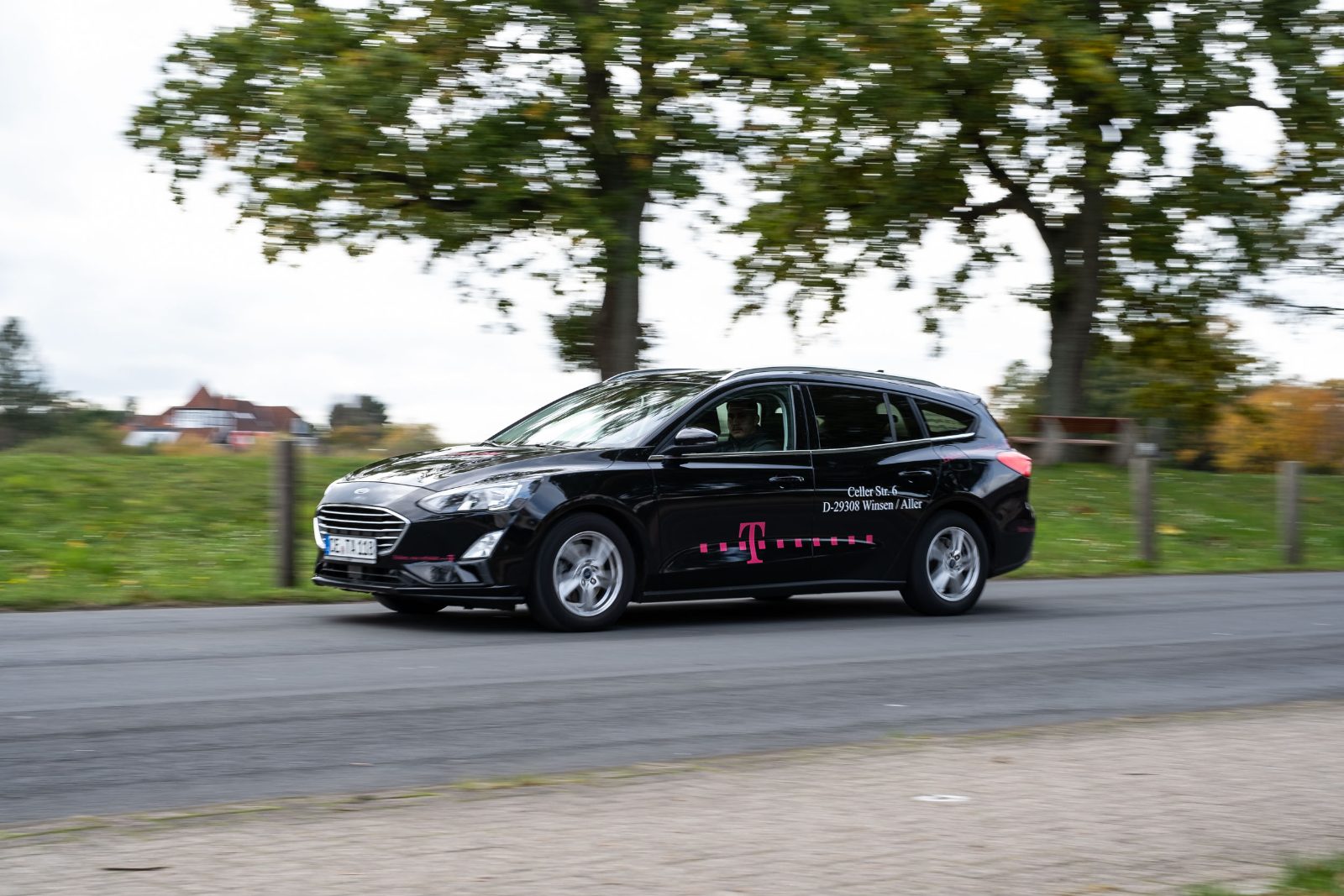 Firmenwagen von Telepunkt Anders mit neuer Fahrzeugbeklebung
